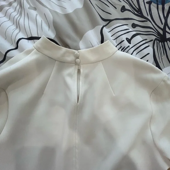 💥PRICE⬇️
ANN TAYLOR • High Collar Cream Blouse • Size MP • - Picture 6 of 7